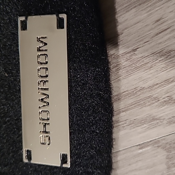 Mint Condition SHOWROOM hat - Picture 2 of 3